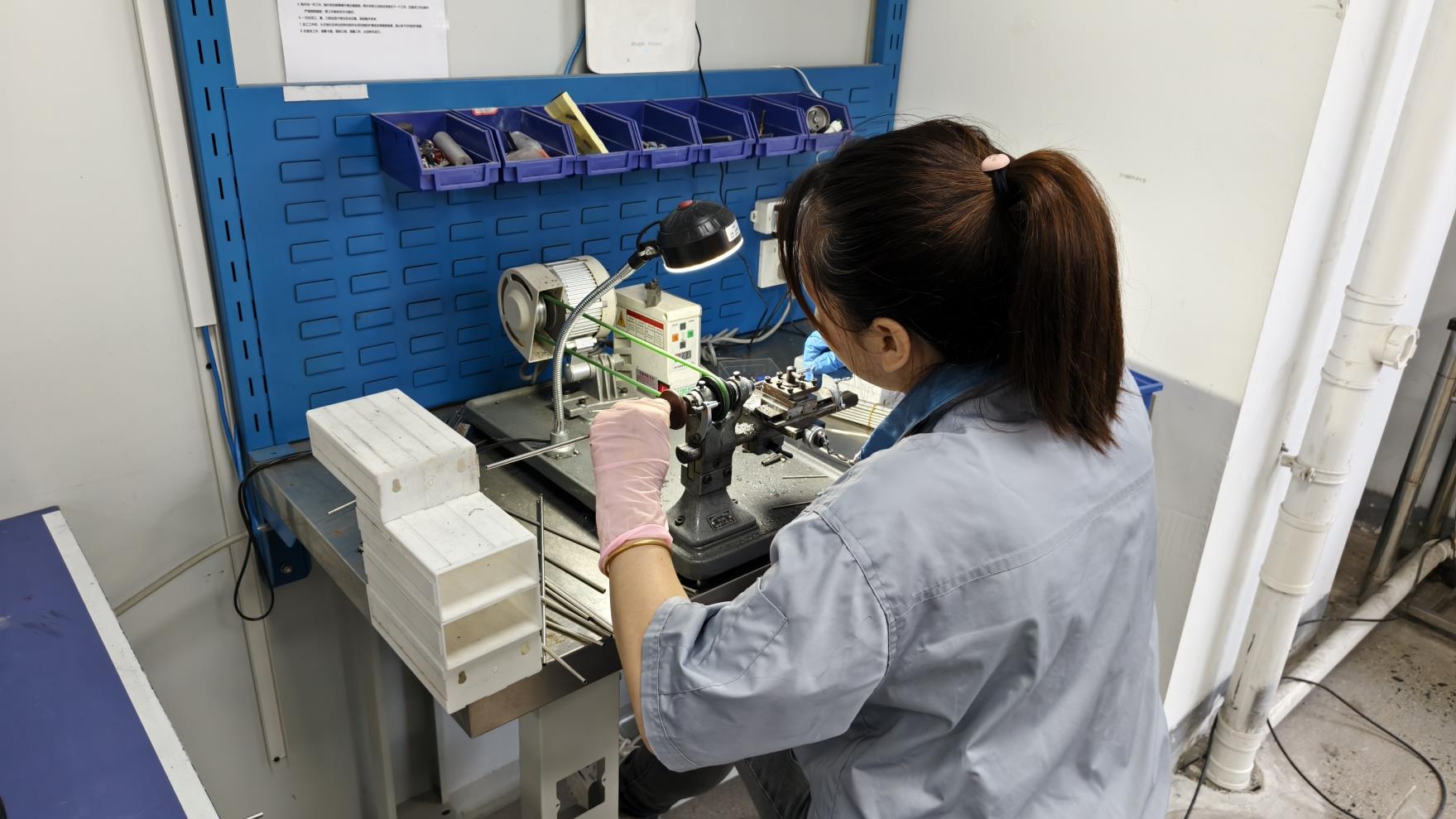 Lathe machine for turning orthopedic bone implant rod and screw components