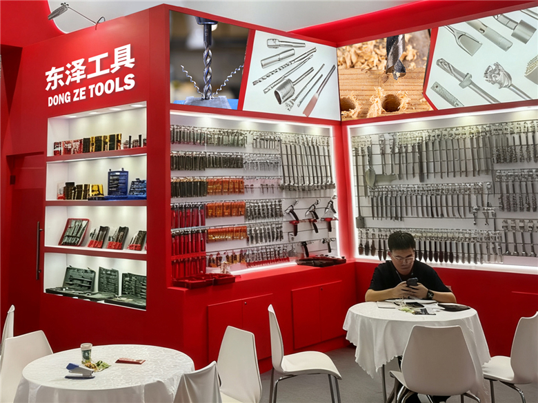 Dongze tools team at global hardware and tools exhibition