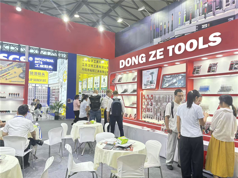 Dongze drill bits and saw blades showcase at industry fair